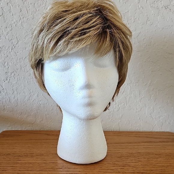 Hairdo Elegant Light Brown Women's Wig - Picture 1 of 5